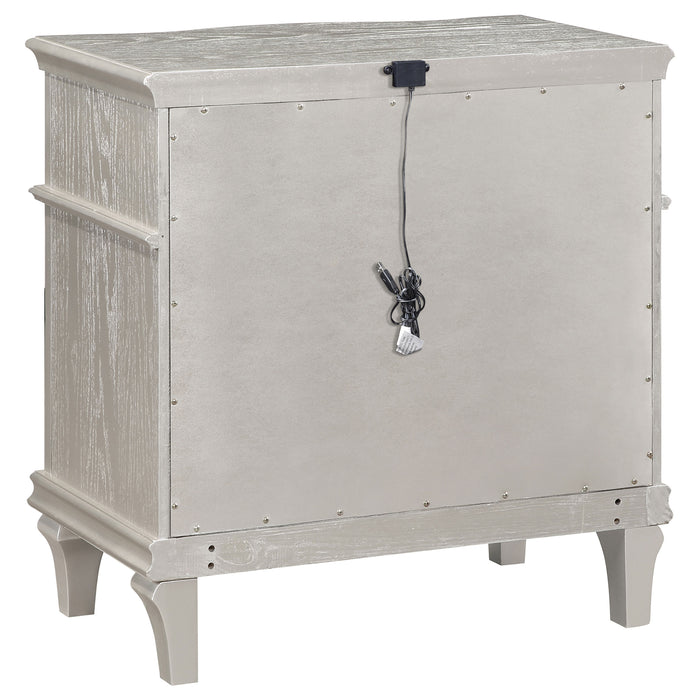 Five Star Furniture - Evangeline 3-drawer Nightstand Silver Oak