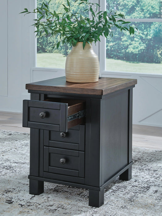 Five Star Furniture - Wildenauer Chairside End Table